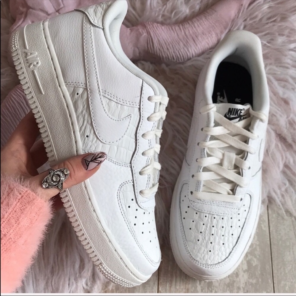NWT Nike Air Force 1 Triple White - Picture 3 of 8